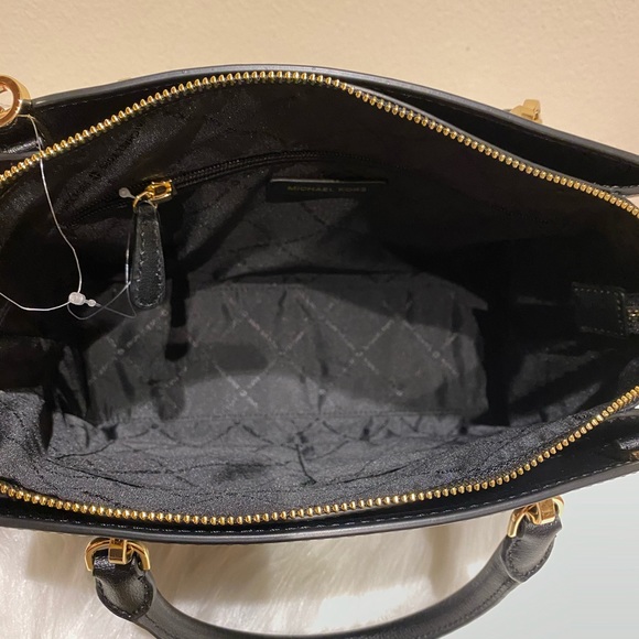 Michael Kors purse and wristlet set